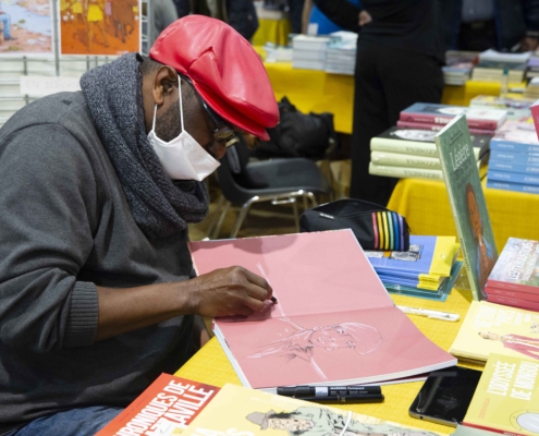 SoBD 2021 - Simon Mbumbo signant ses albums sur le stand de Toom Comics - Photo Susy Lagrange